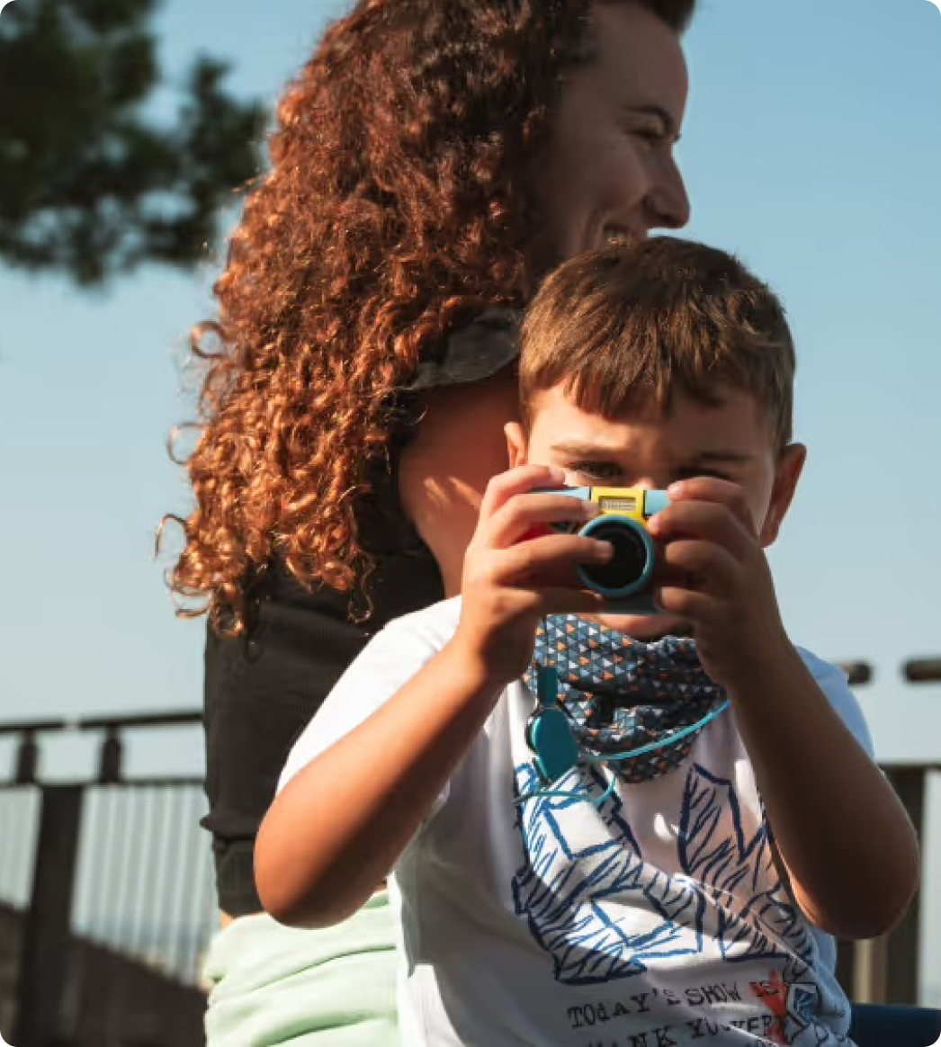 Bambino che fa una fotografia con la macchina fotografica