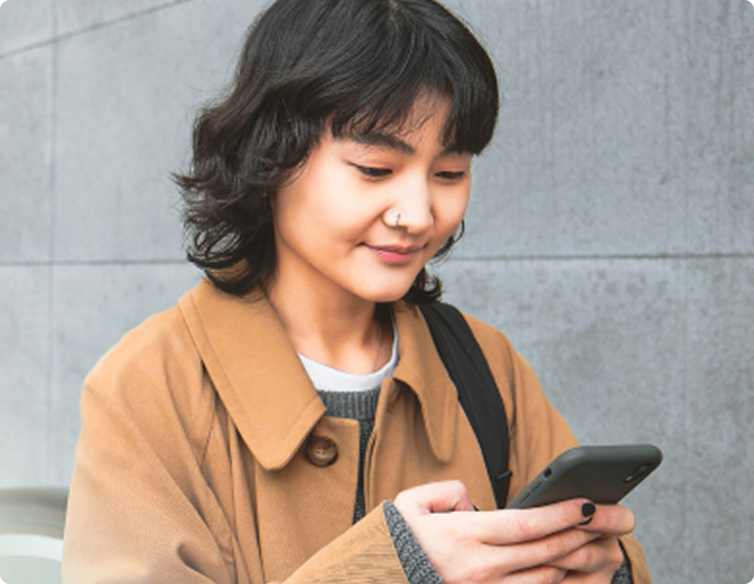 Ragazza che scrive un messaggio al cellulare