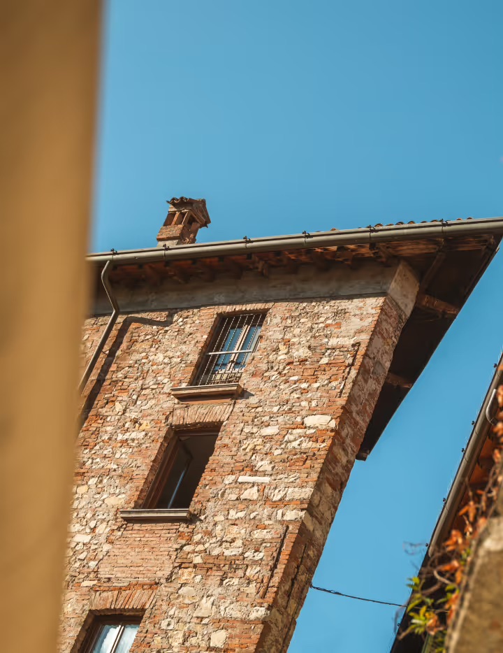 Scorcio di una casa con mattoni 
