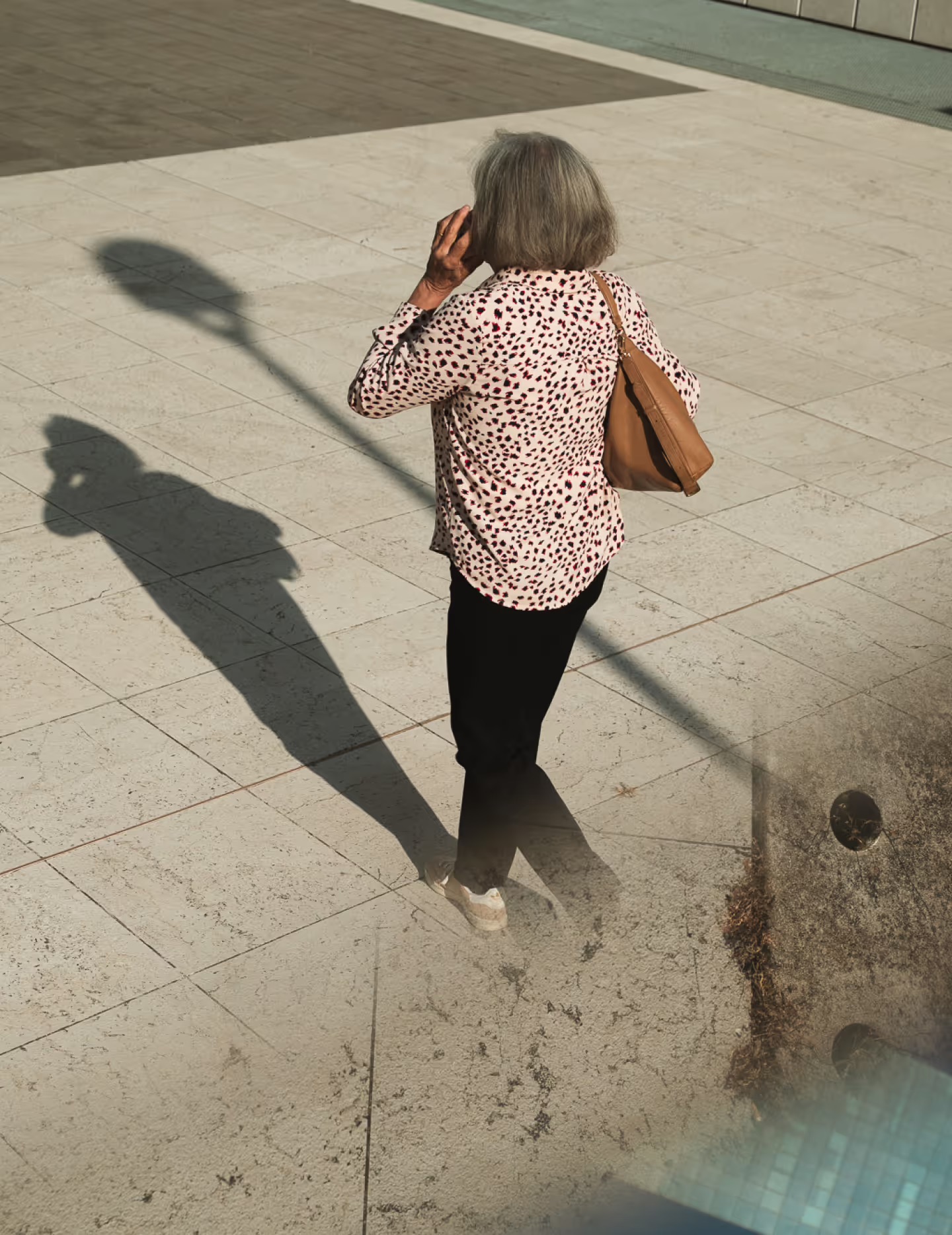 Signora che parla al cellulare