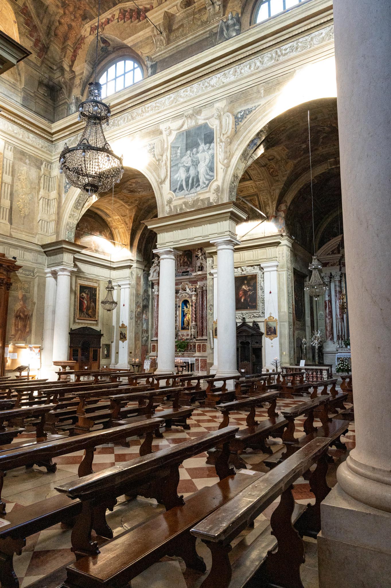 Chiesa dei Santi Faustino e Giovita - Interno vista dei banchi e dell'altare laterale