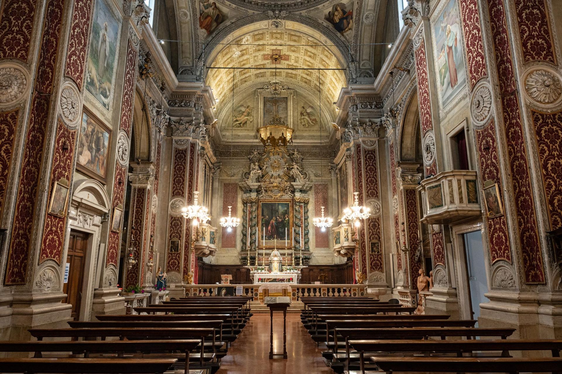 Chiesa di Santa Maria in Calchera, vista dell'altare