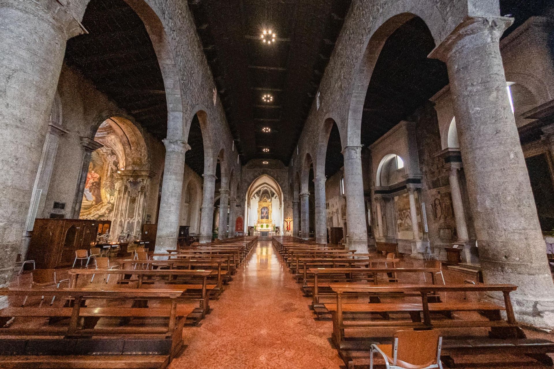 Chiesa San Francesco d'Assisi - Vista navata