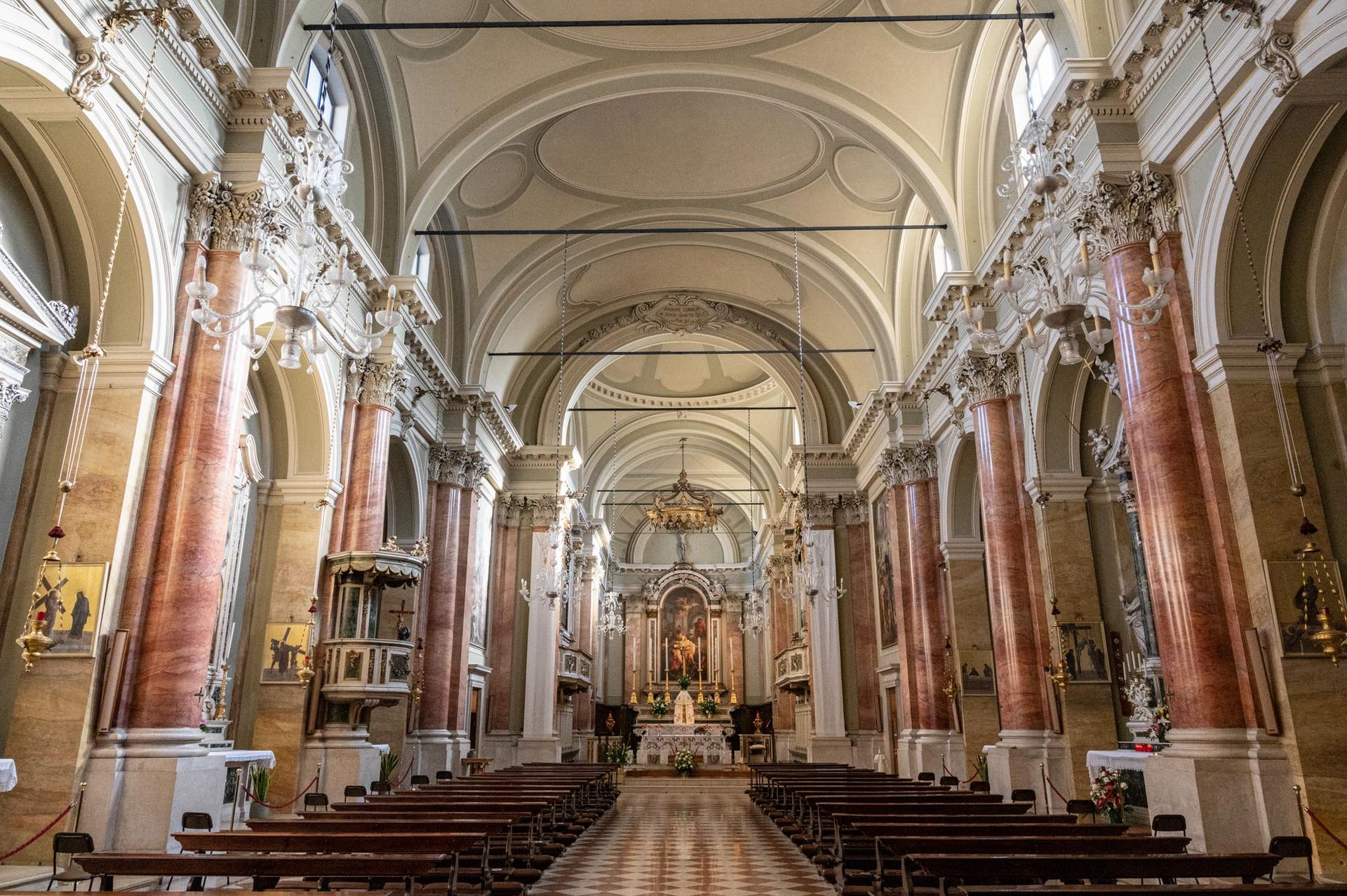 Chiesa di Sant'Alessandro - Navata e vista dell'altare