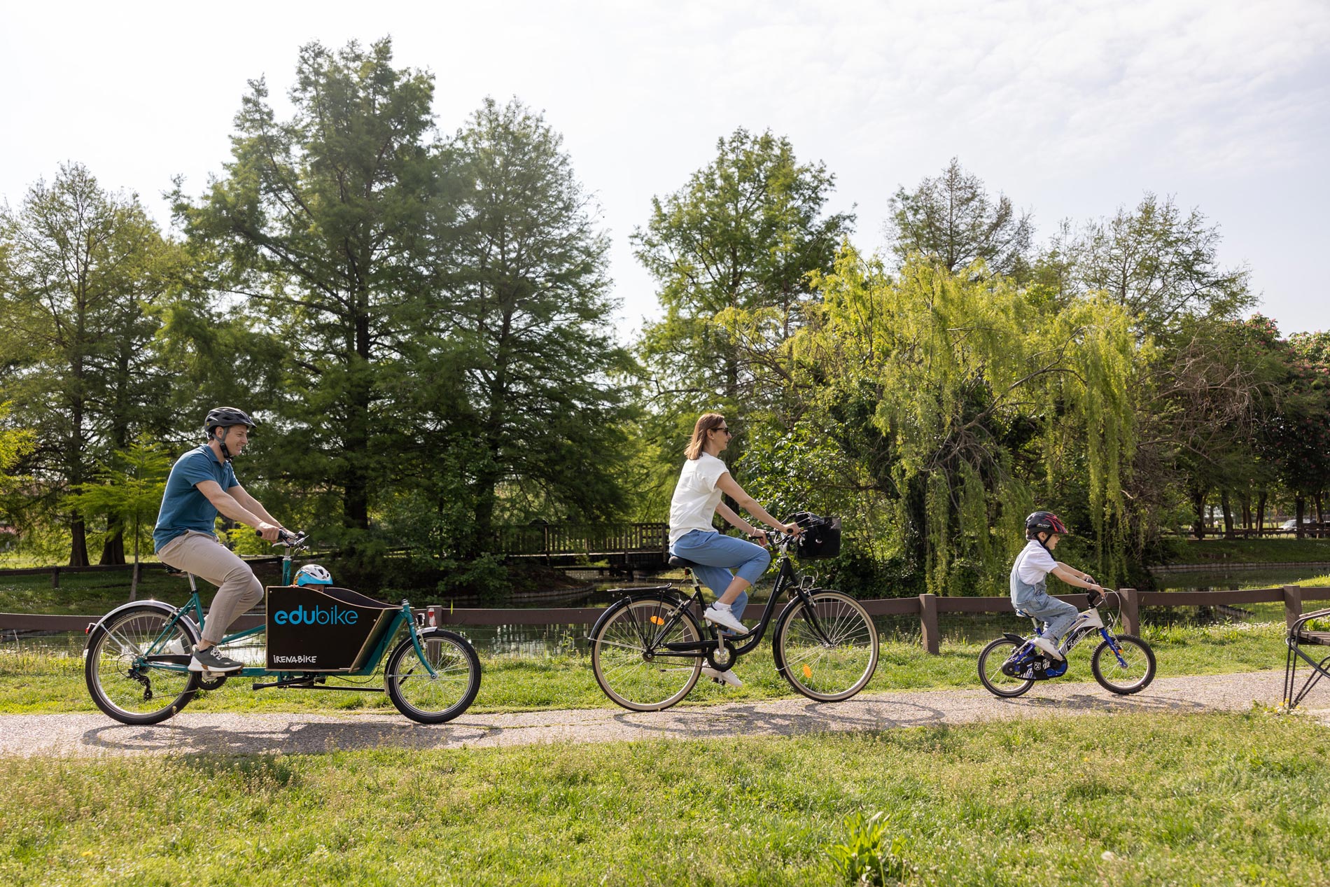 Cicloturismo a Brescia - Famiglia in bicicletta