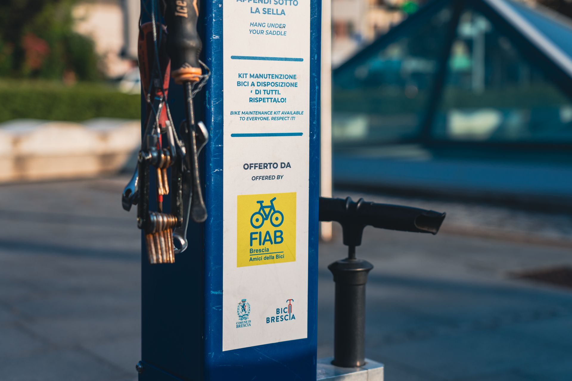 colonnina per manutenzione bici dettaglio