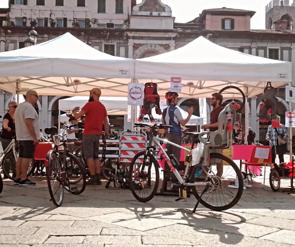 Stand con ciclisti in piazza loggia Brescia