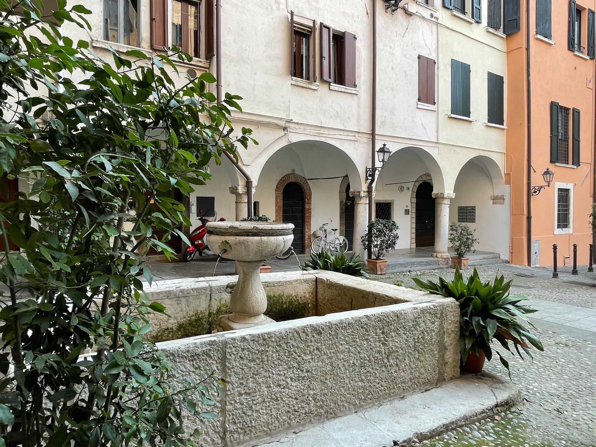 Curt de Pulì - Dettaglio del cortile