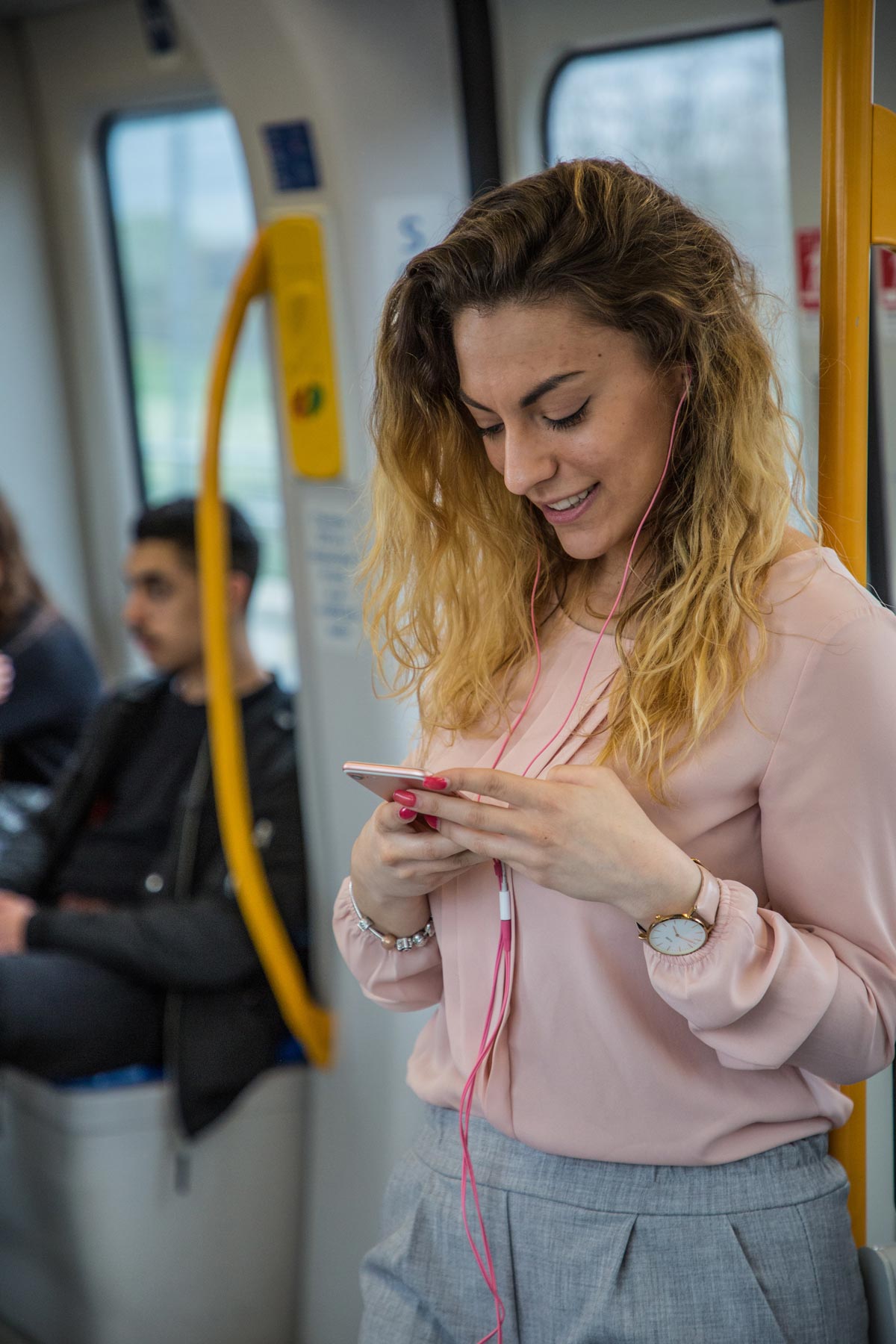 Ragazza sulla metropolitana di Brescia