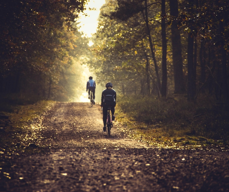 Ciclisti in un bosco figure intere