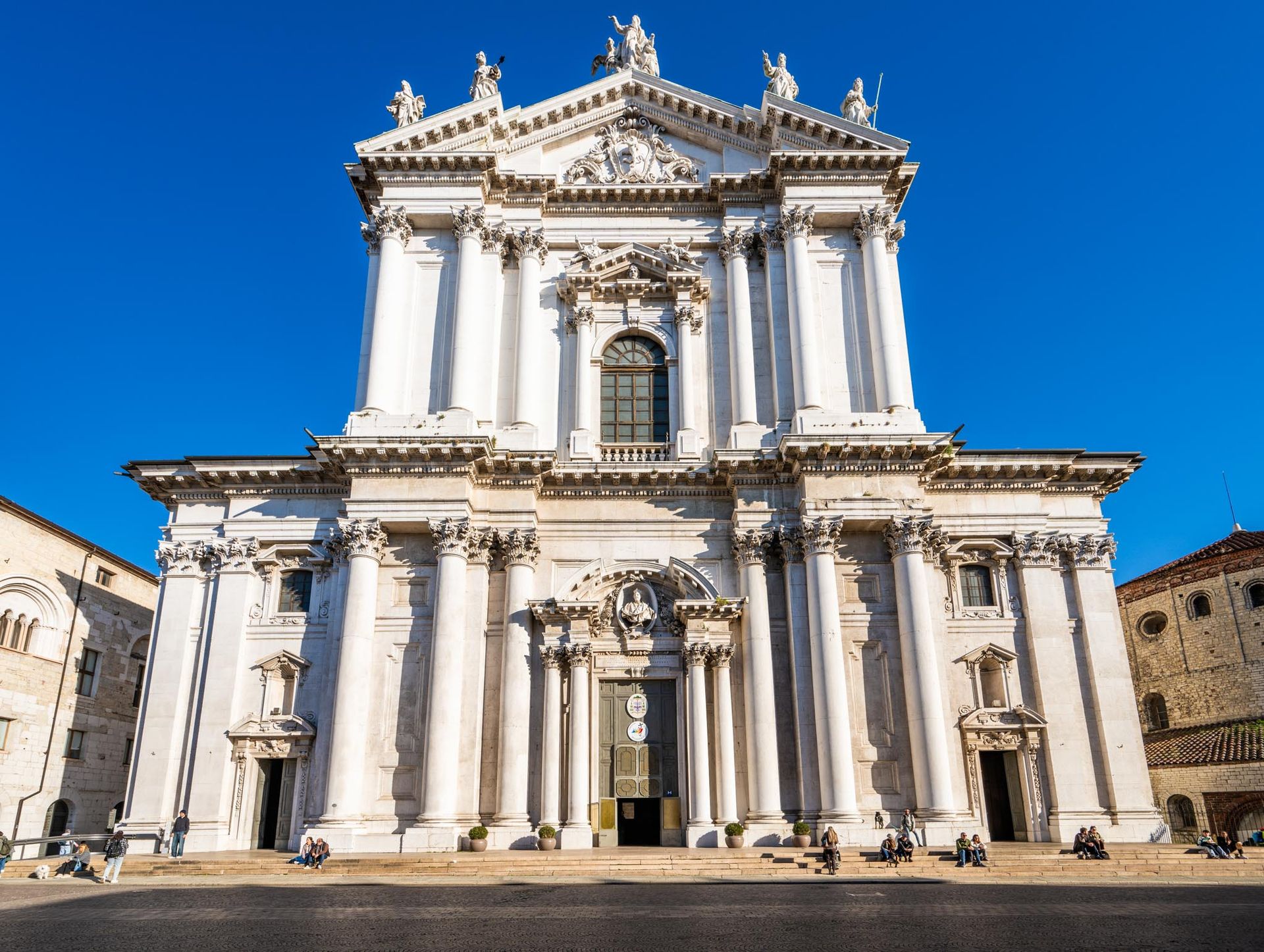 Facciata del Duomo Nuovo di Brescia in Piazza Paolo VI