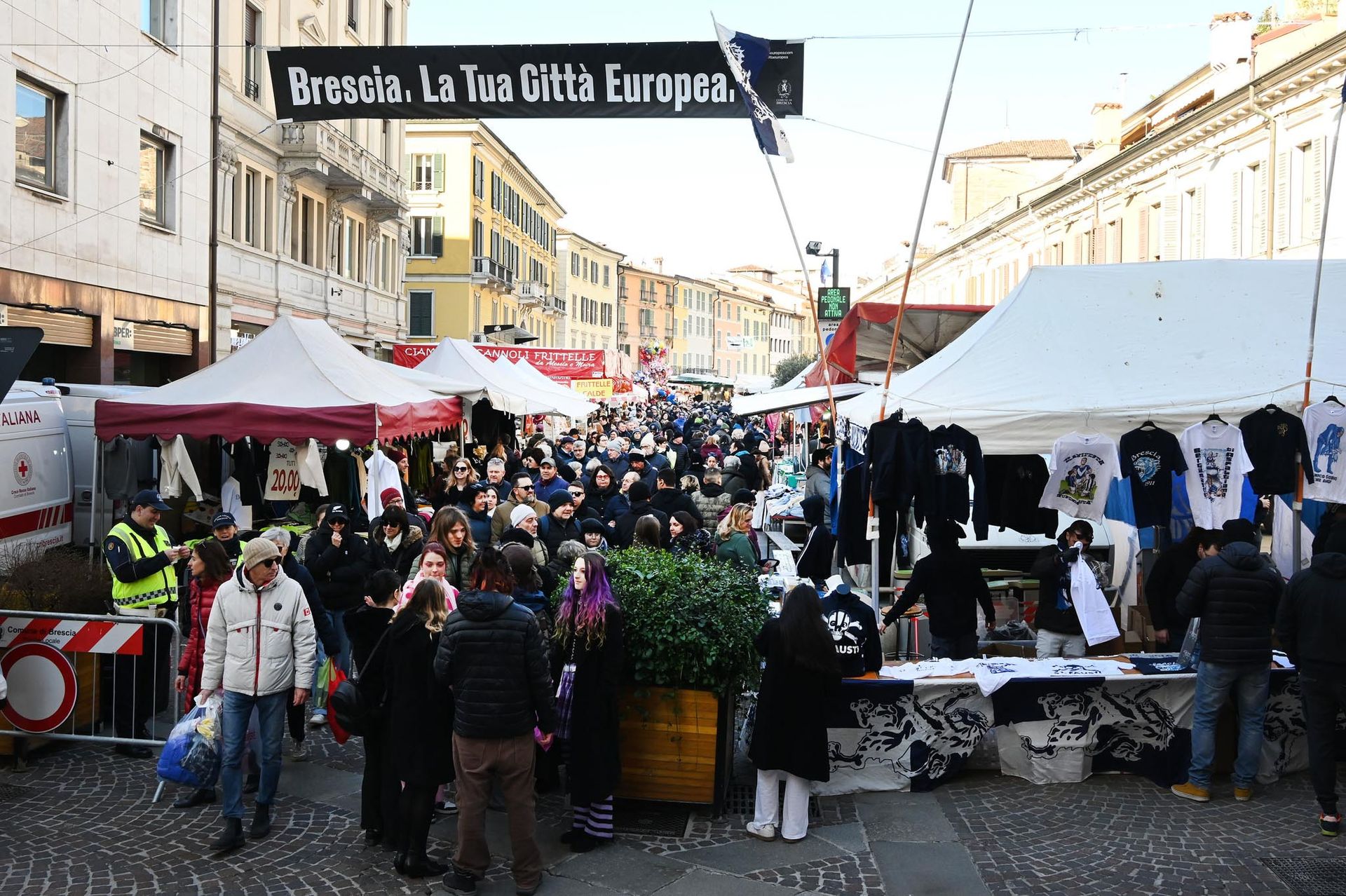 Visitatori affollano le vie del centro per la Festa di San Faustino a Brescia