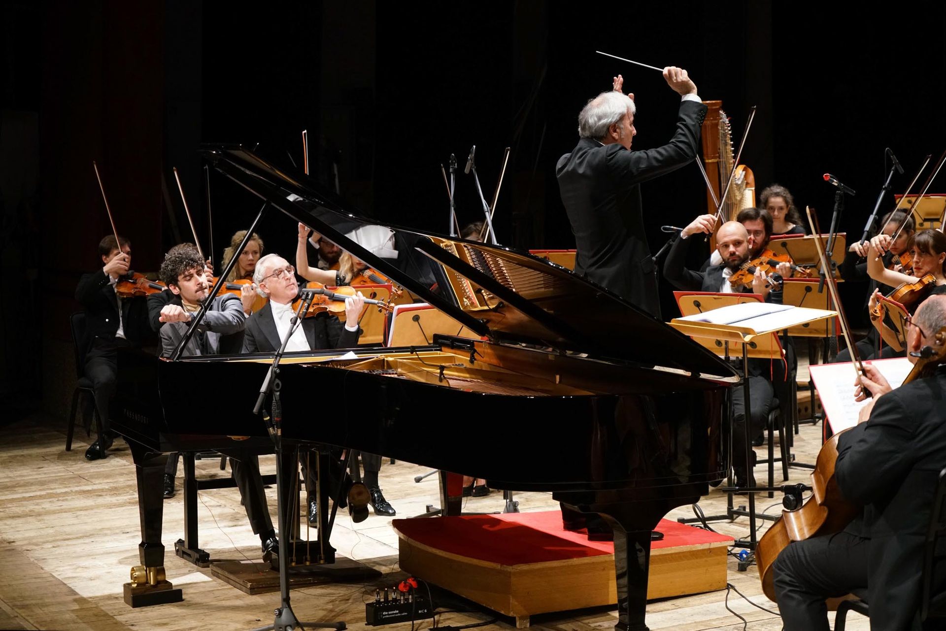 Direttore d’orchestra durante un’esibizione al Festival Pianistico, orchestra Colli Orizio