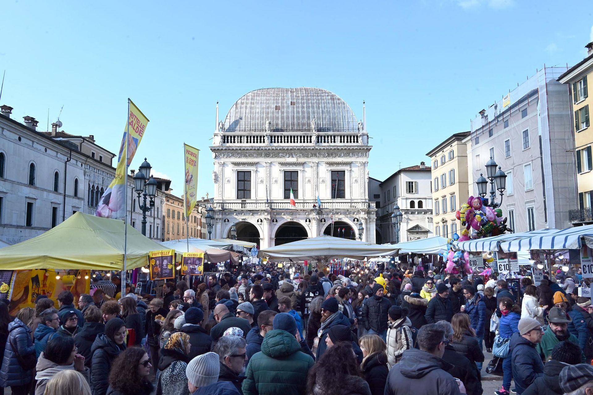 Piazza Loggia gremita a Brescia per la tradizionale Festa di San Faustino