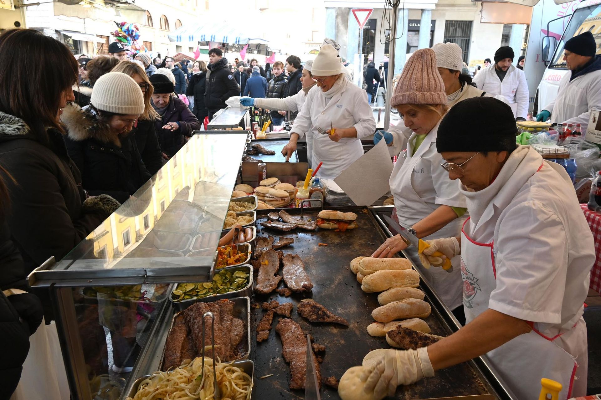 Gente tra gli stand gastronomici della Fiera di San Faustino a Brescia