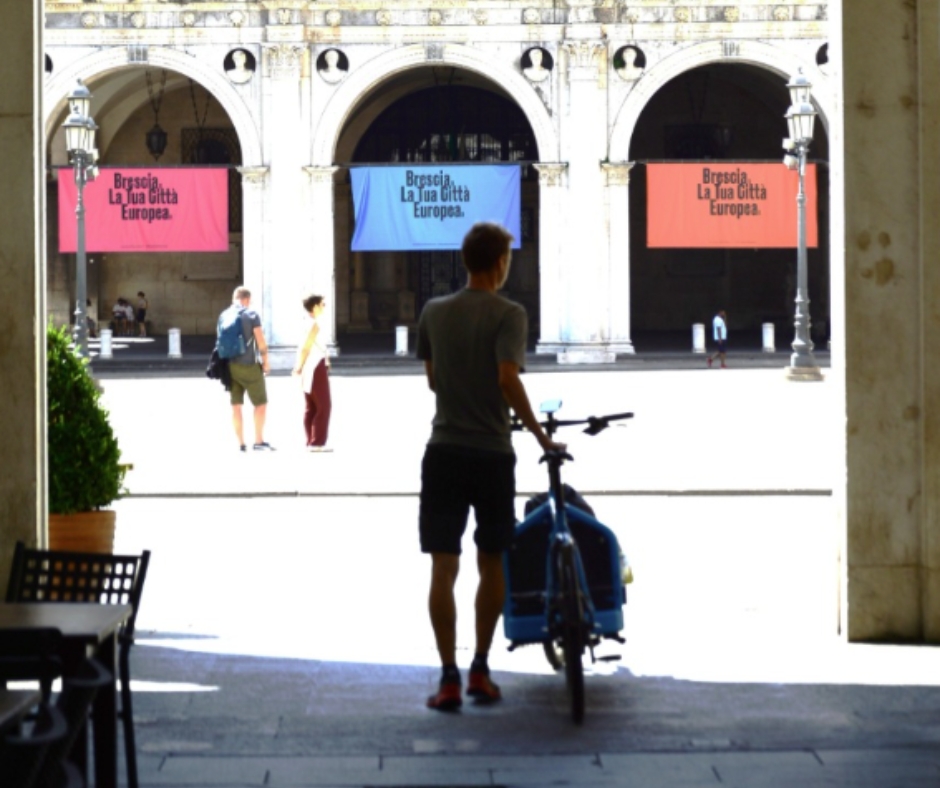 Corriere in bici in piazza loggia Brescia