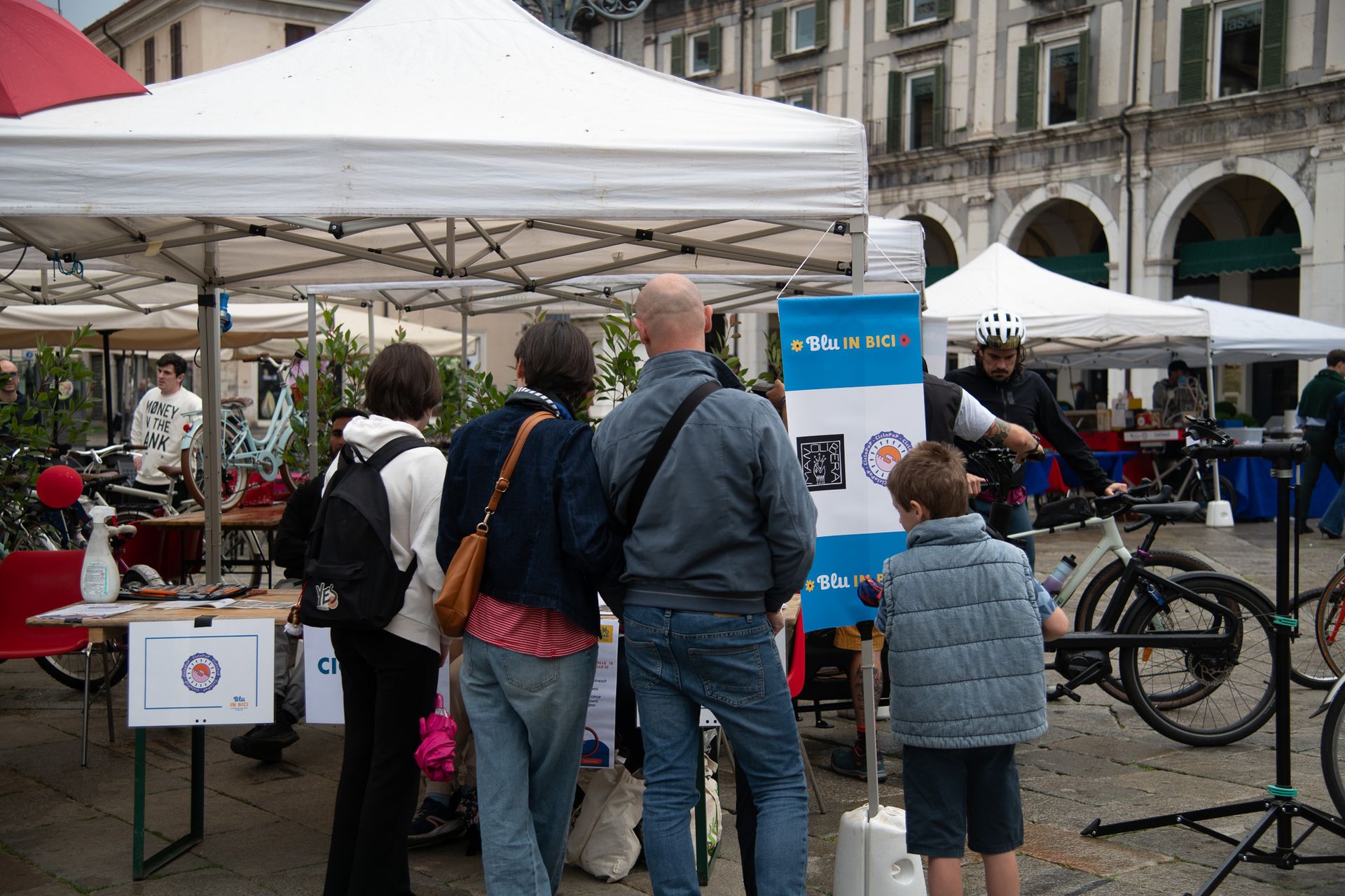 persone a blu in bici