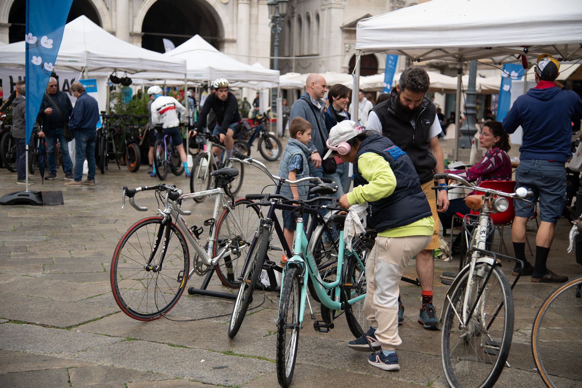 gruppo a blu in bici