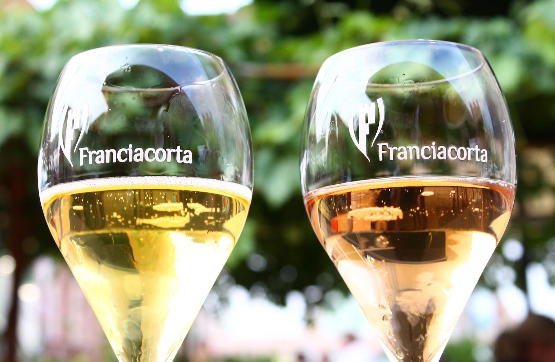 Due calici di vino Franciacorta, bicchieri con logo