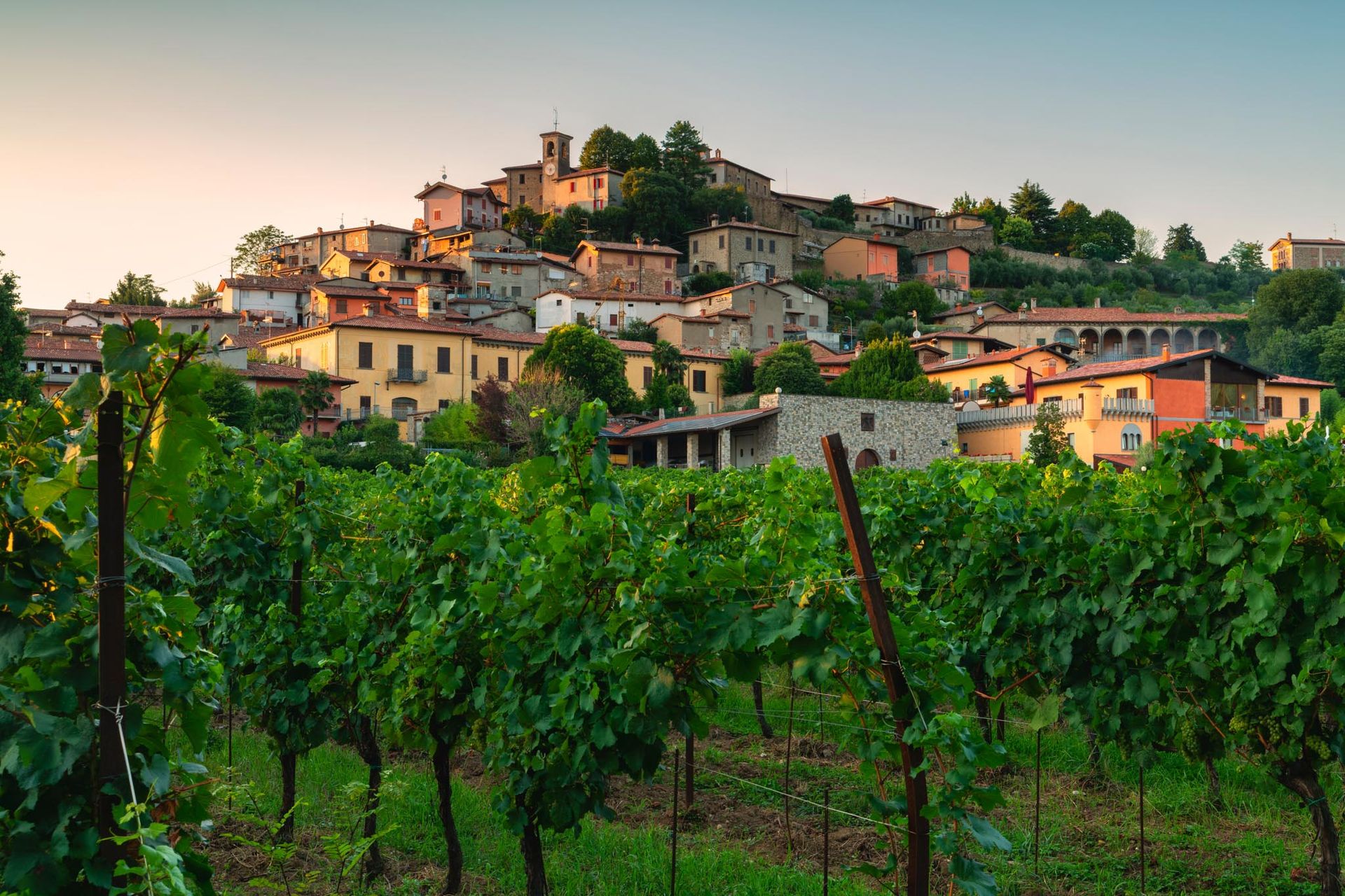 Vista di un paese in collina della Franciacorta