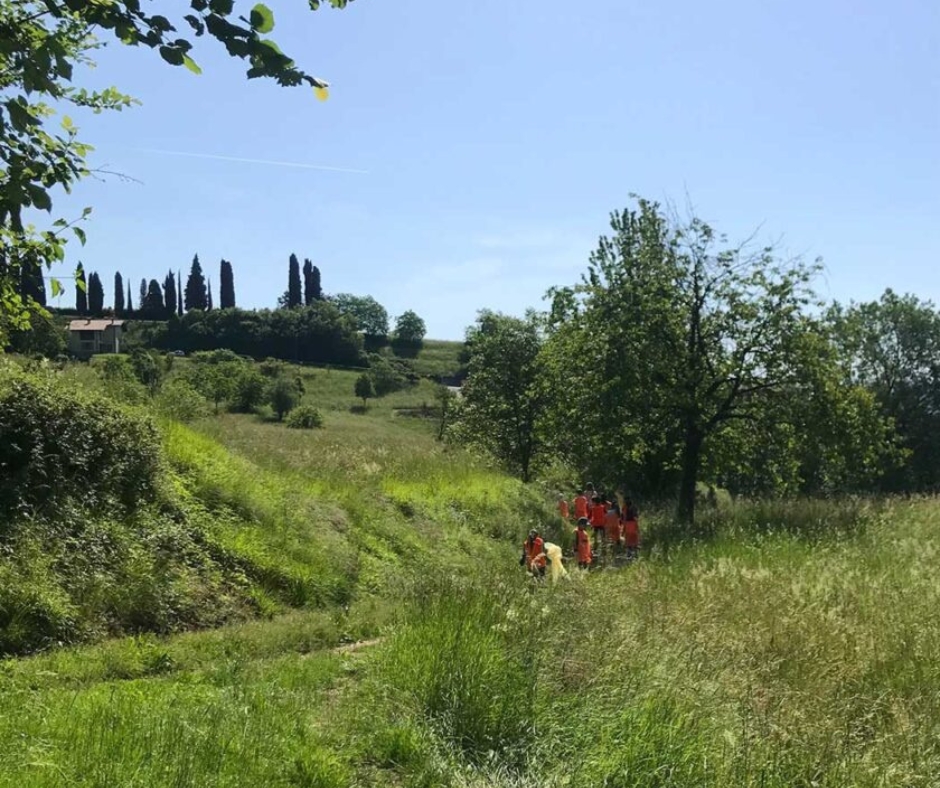 Gruppo di persone in un prato verde