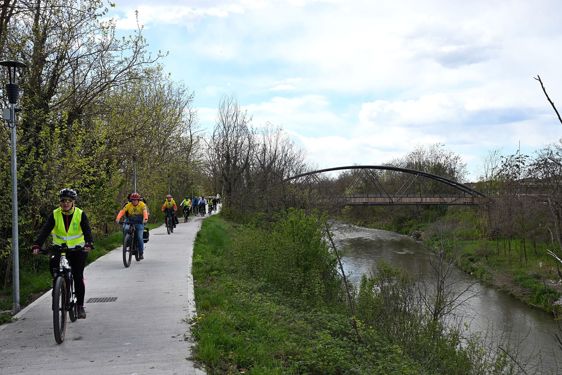 Ponte collega pista ciclabile