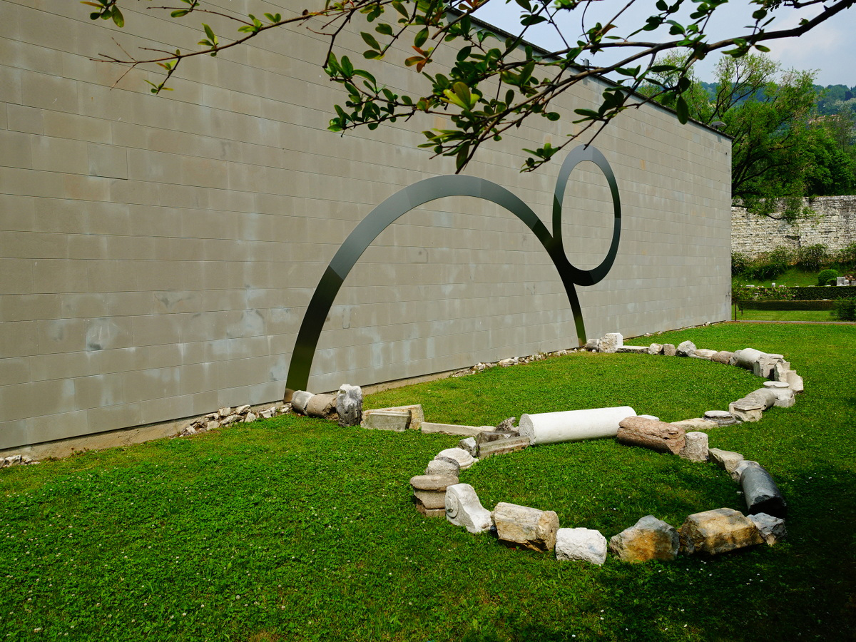 Scultura in un giardino - il Terzo Paradiso di Michelangelo Pistoletto