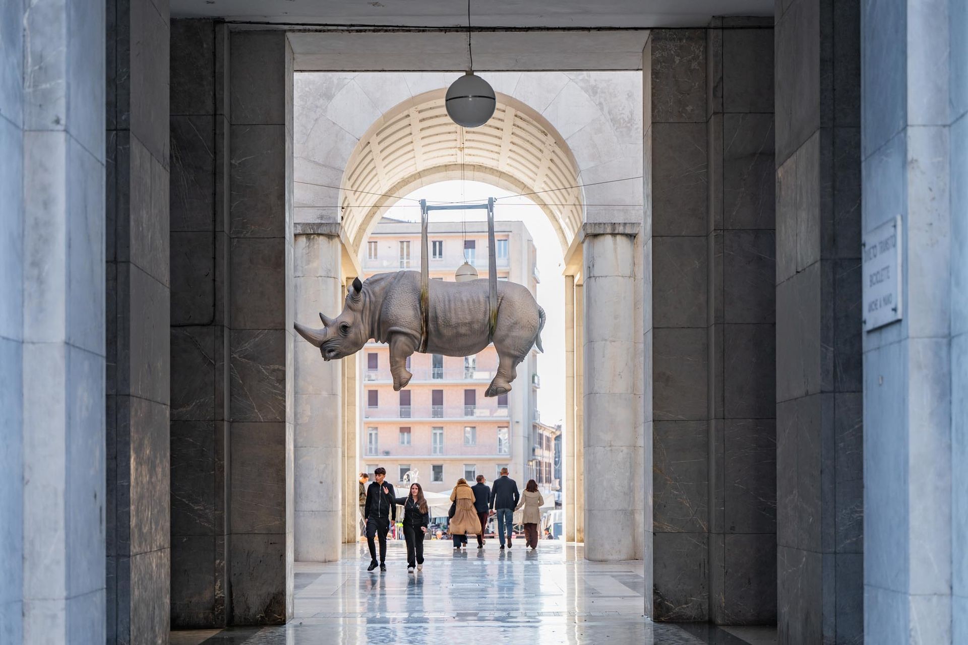 Rinoceronte sospeso di Stefano Bombardieri, simbolo contemporaneo di Brescia