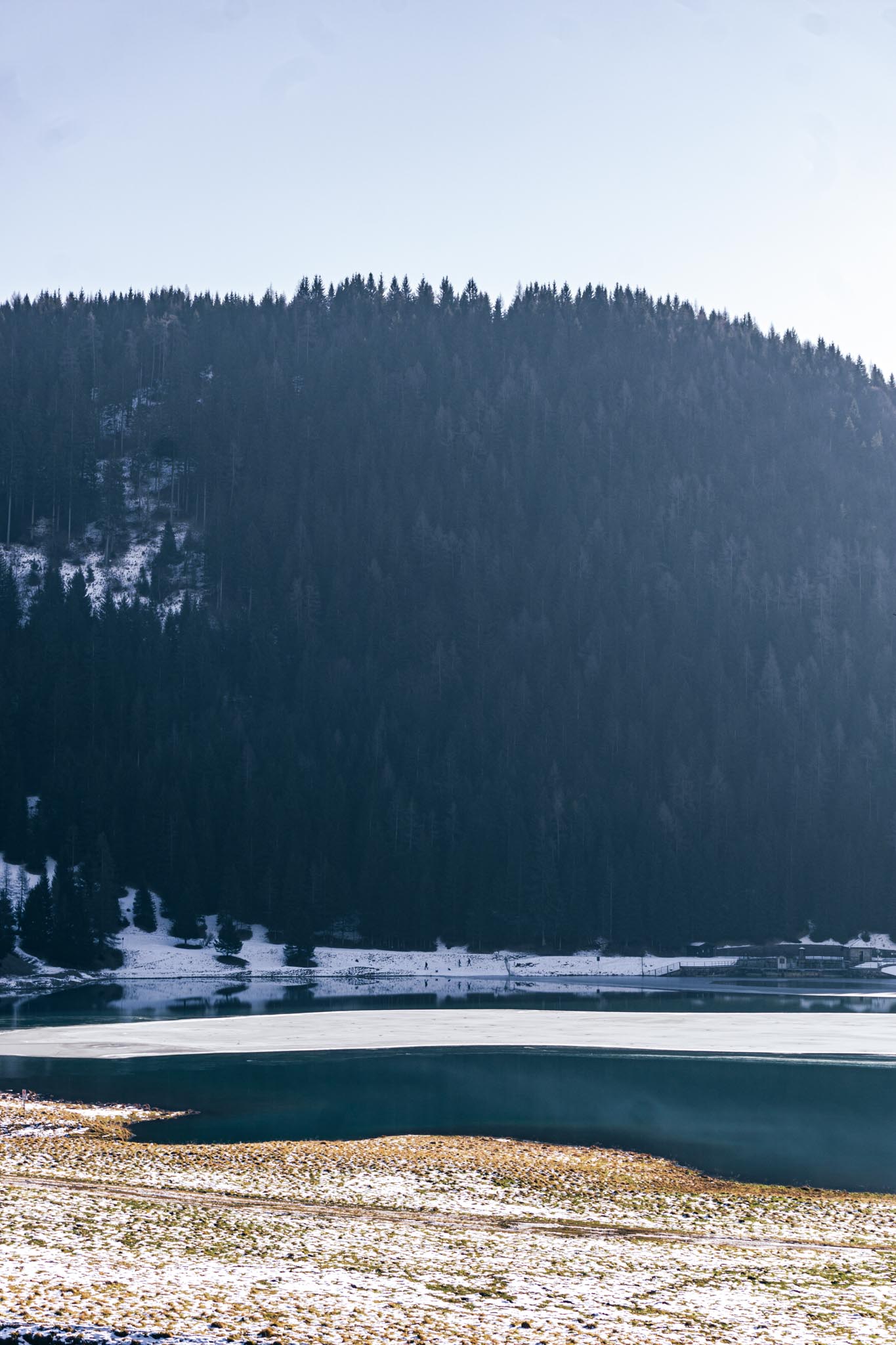 Vista del lago alpino Lova