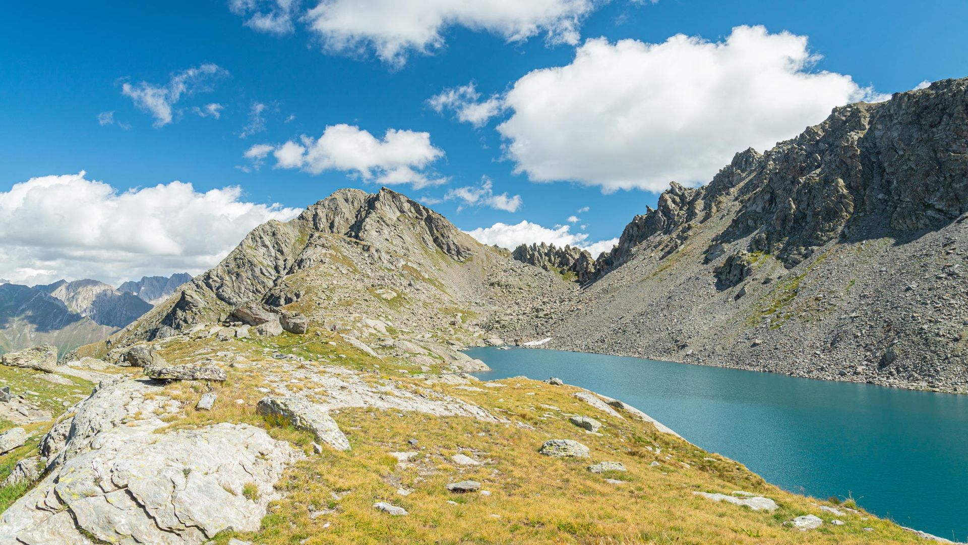 Vista del lago alpino di Pietrarossa