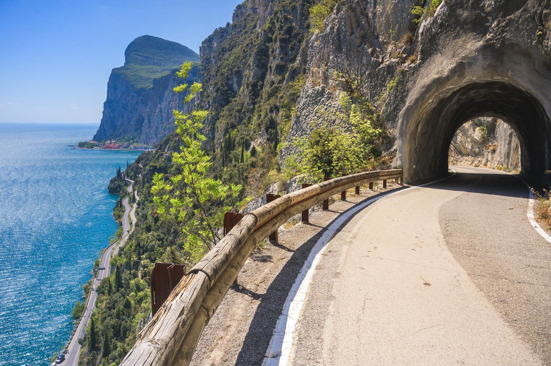 Scorcio dalla strada con vista sul lago di Garda