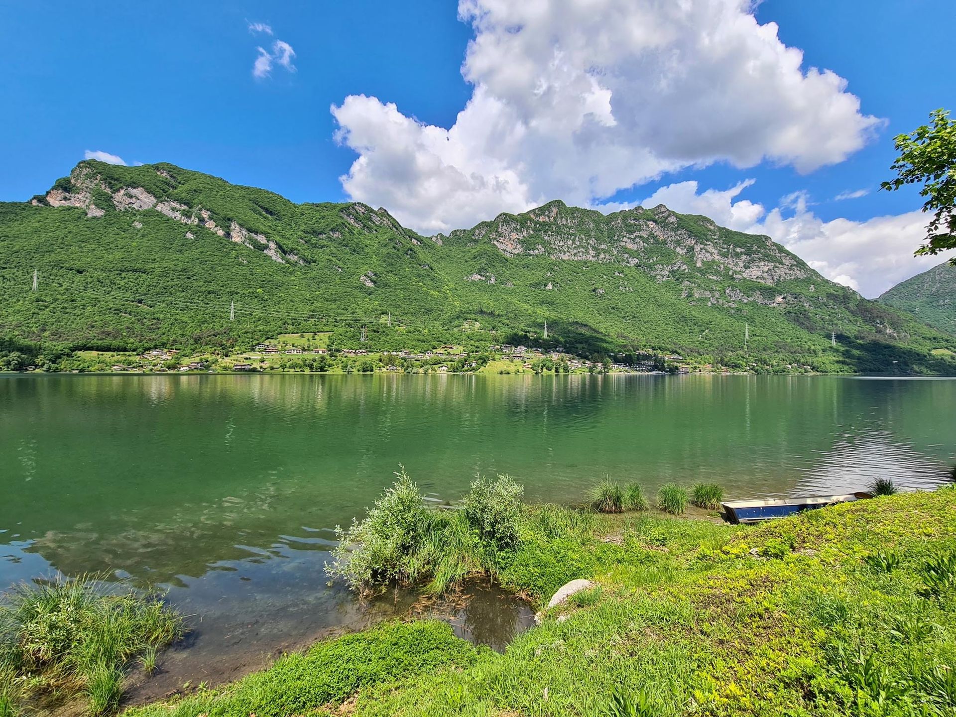 Vista del lago d'Idro, con monti sullo sfondo