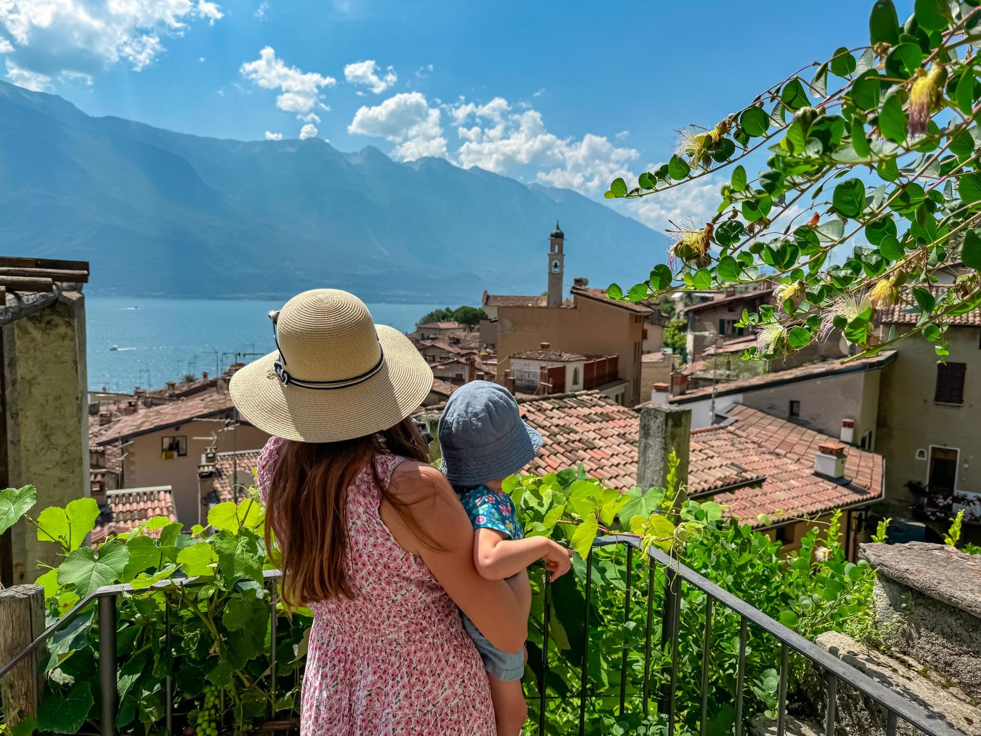 Mamma e bimbo guardano la vista del lago d'Iseo