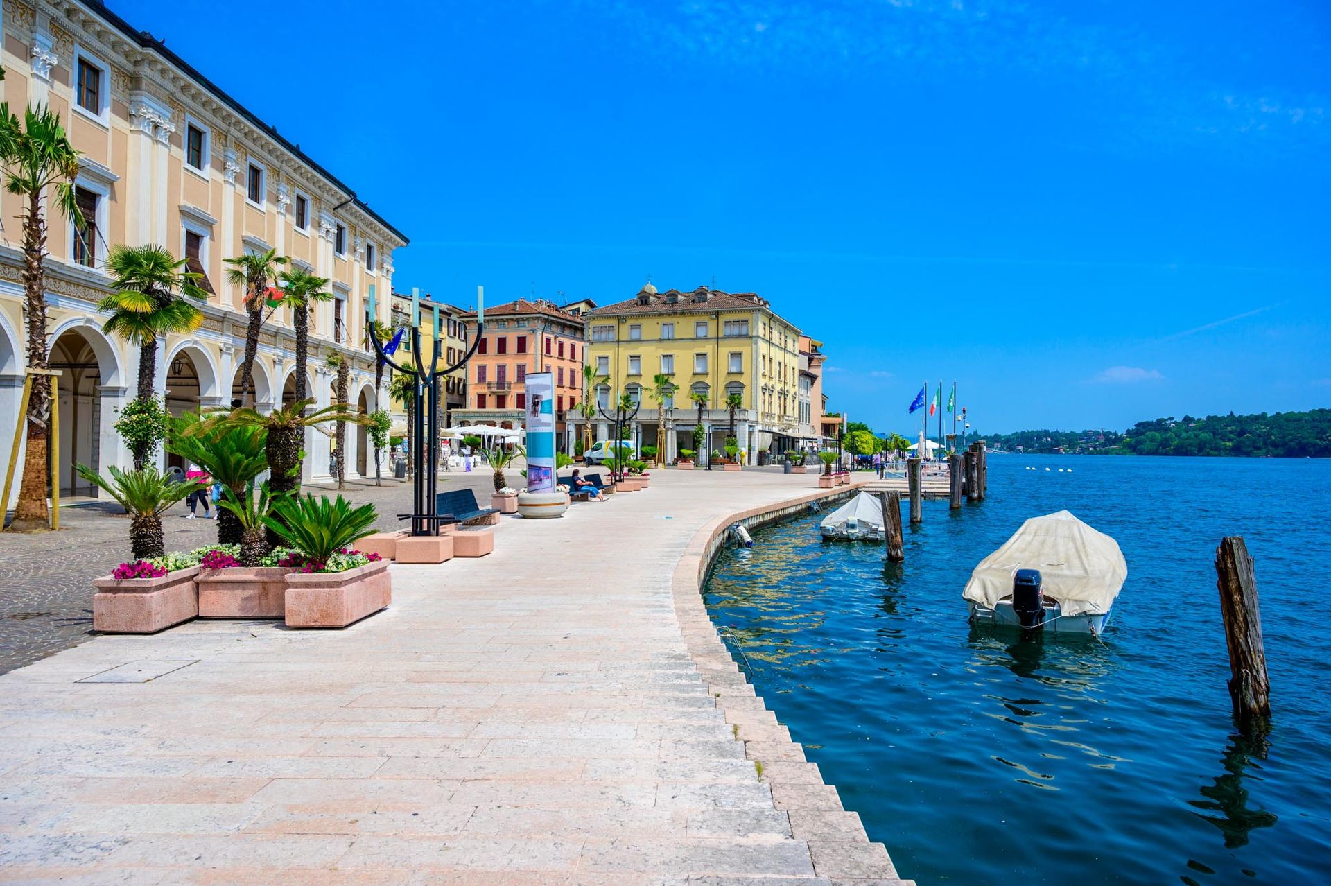 Splendida vista del lungolago di Salò, sul lago di Garda