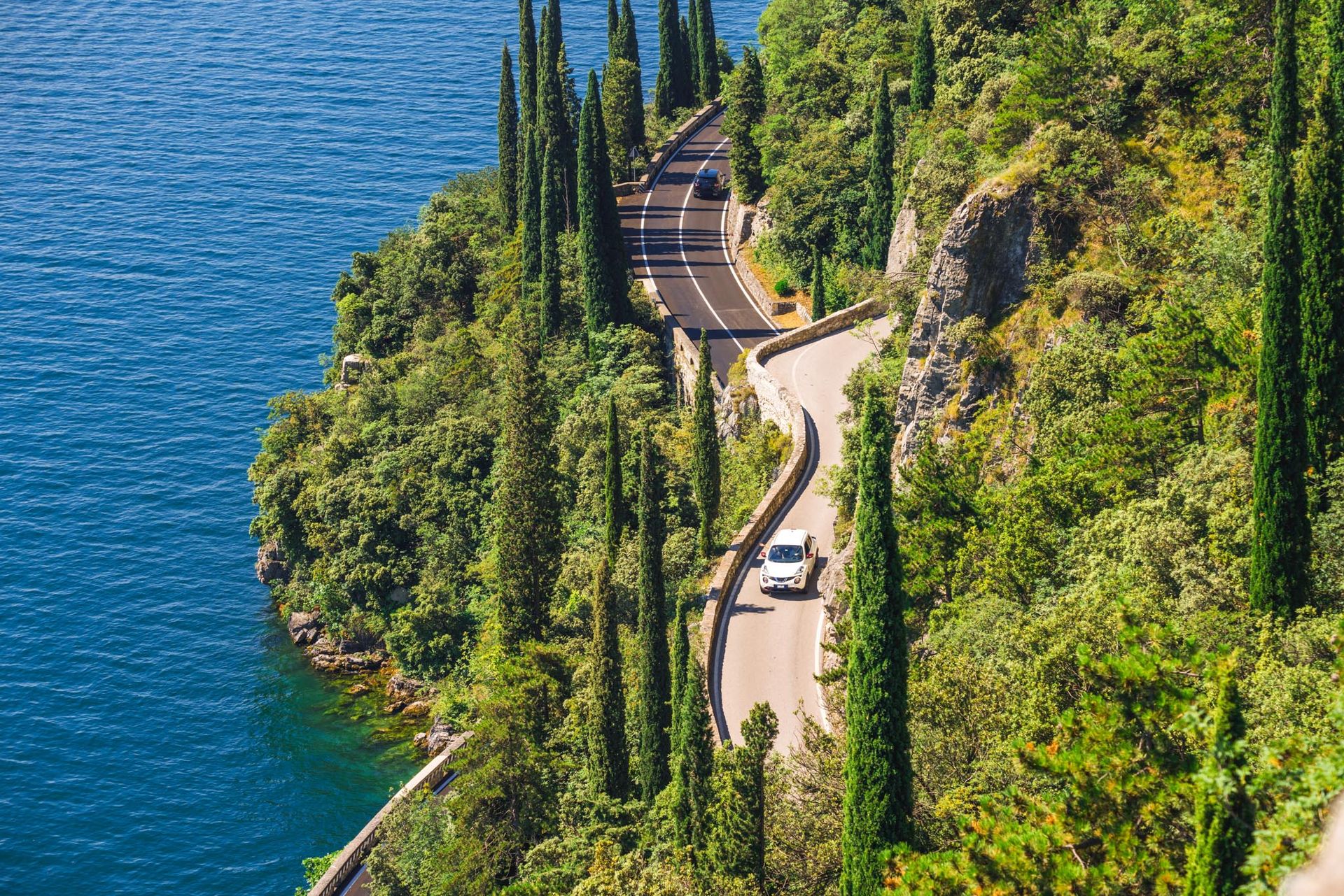 Vista aerea di una strada panoramica sul lago di Garda