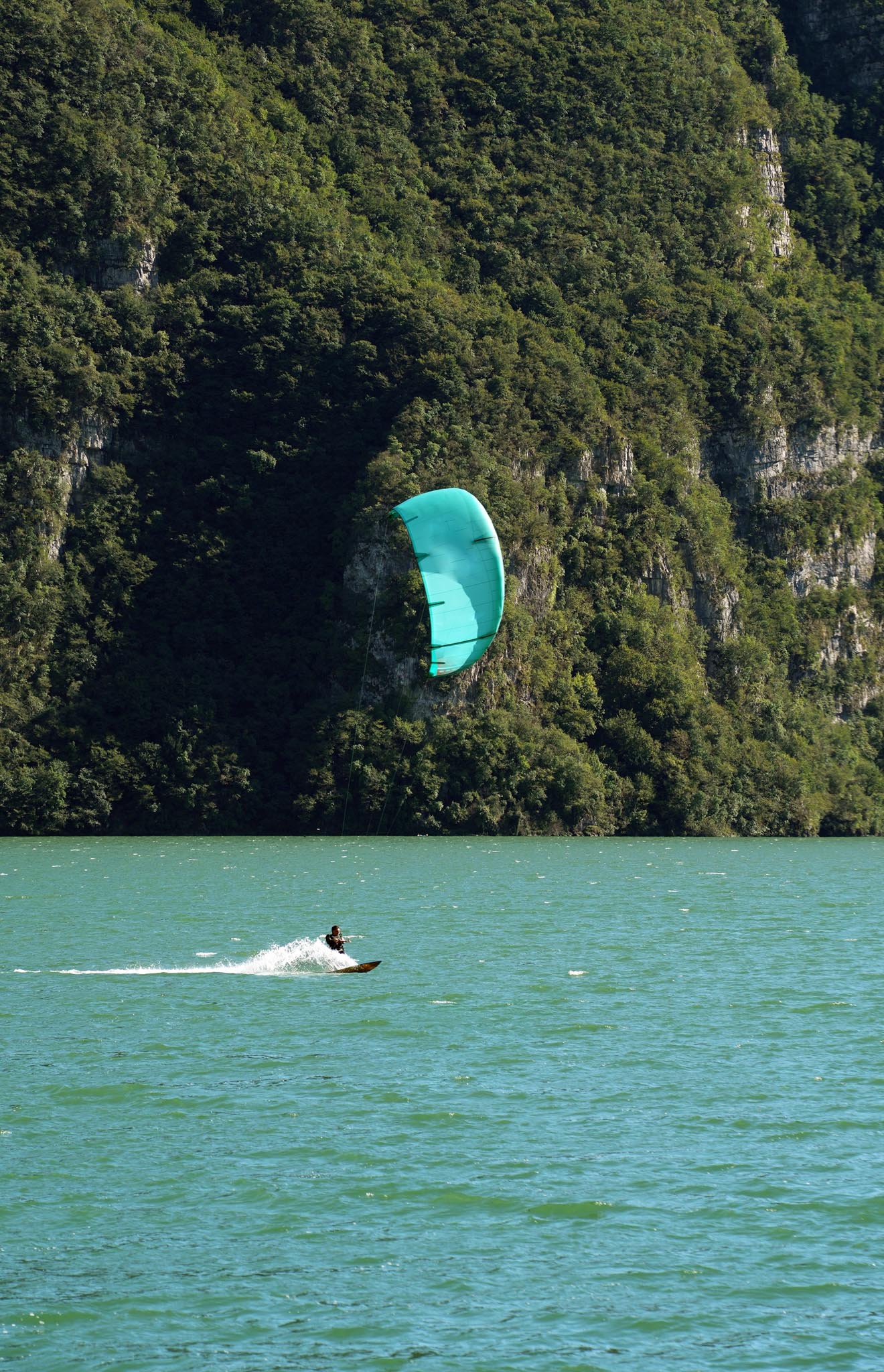 Sport sul lago d'Idro, kite surf