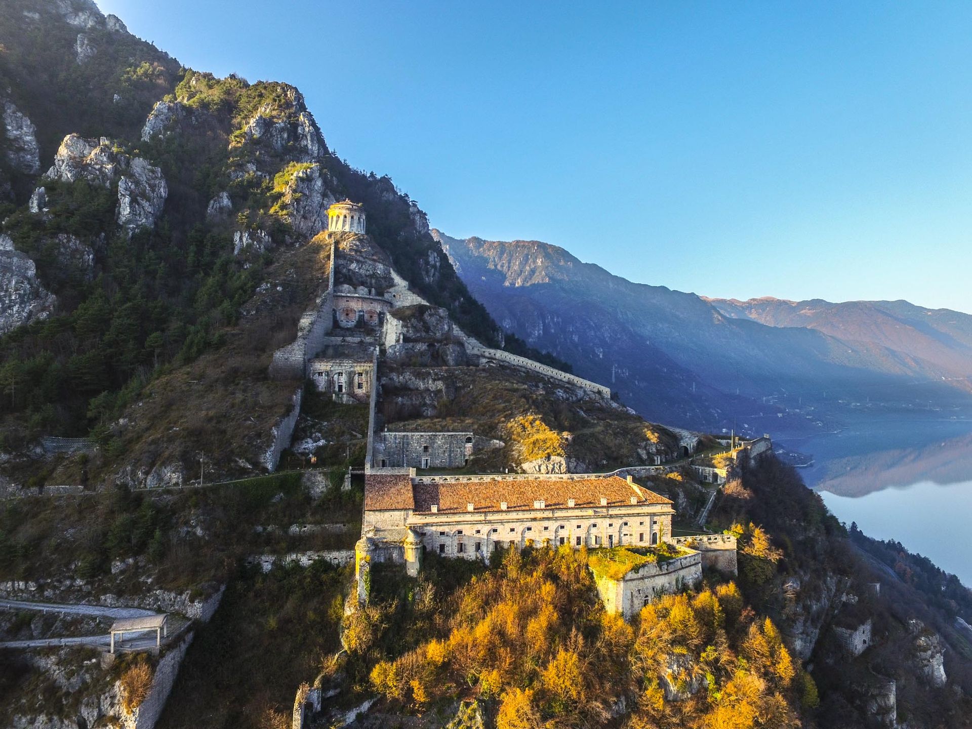 La Rocca d’Anfo, fortezza storica sul Lago d’Idro in provincia di Brescia