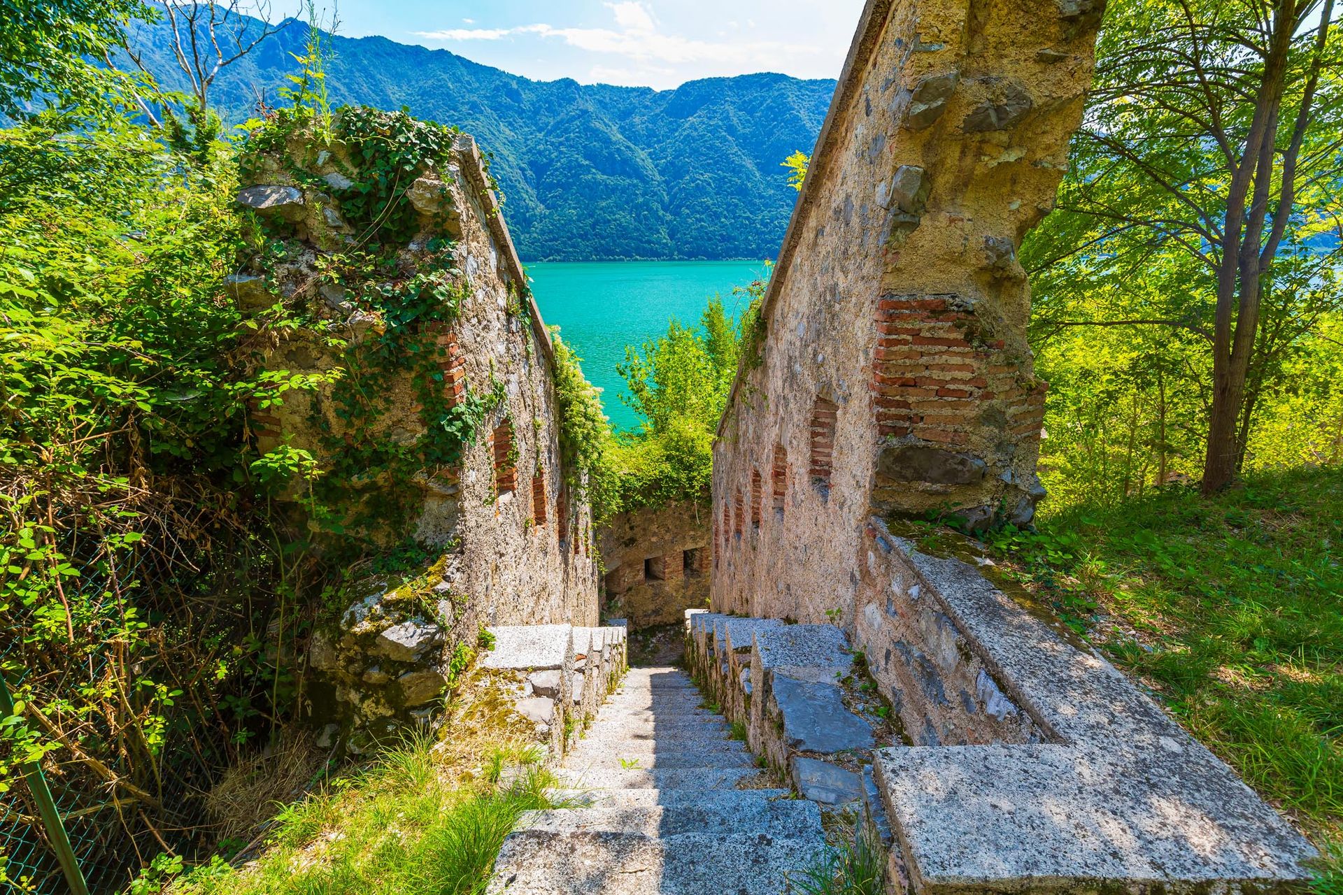 Scorcio romantico del lago d'Idro d'estate