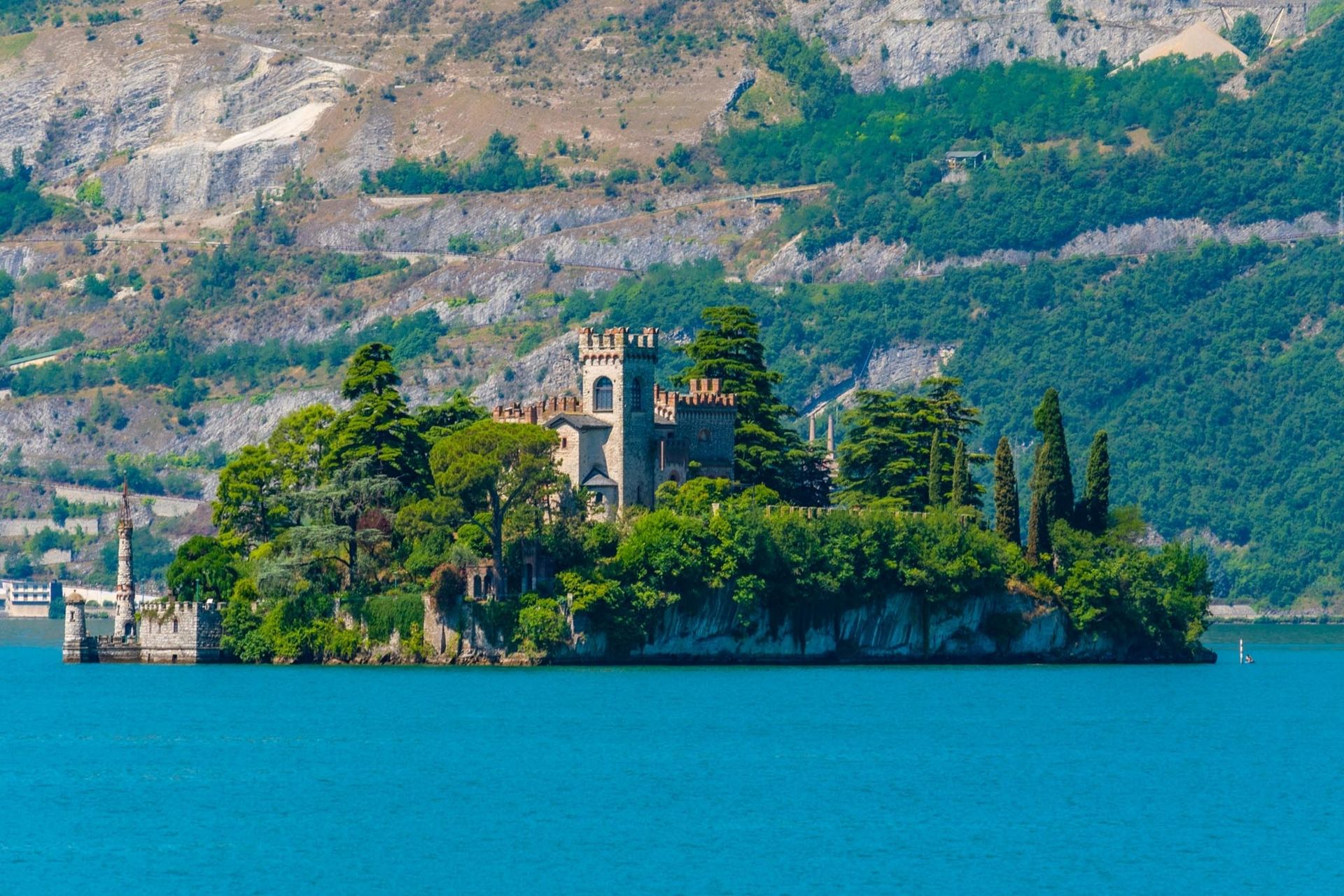 Isola di Loreto sul Lago d’Iseo con il caratteristico castello circondato dall’acqua turchese