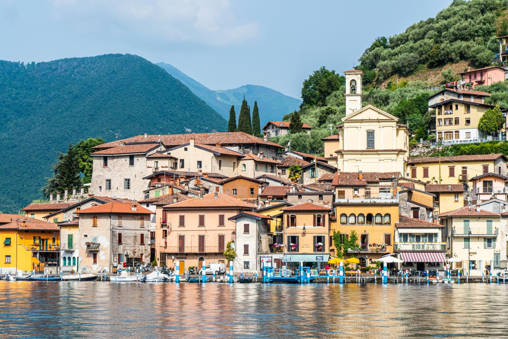 Veduta di Monte Isola e del borgo di Peschiera Maraglio sul Lago d’Iseo in provincia di Brescia