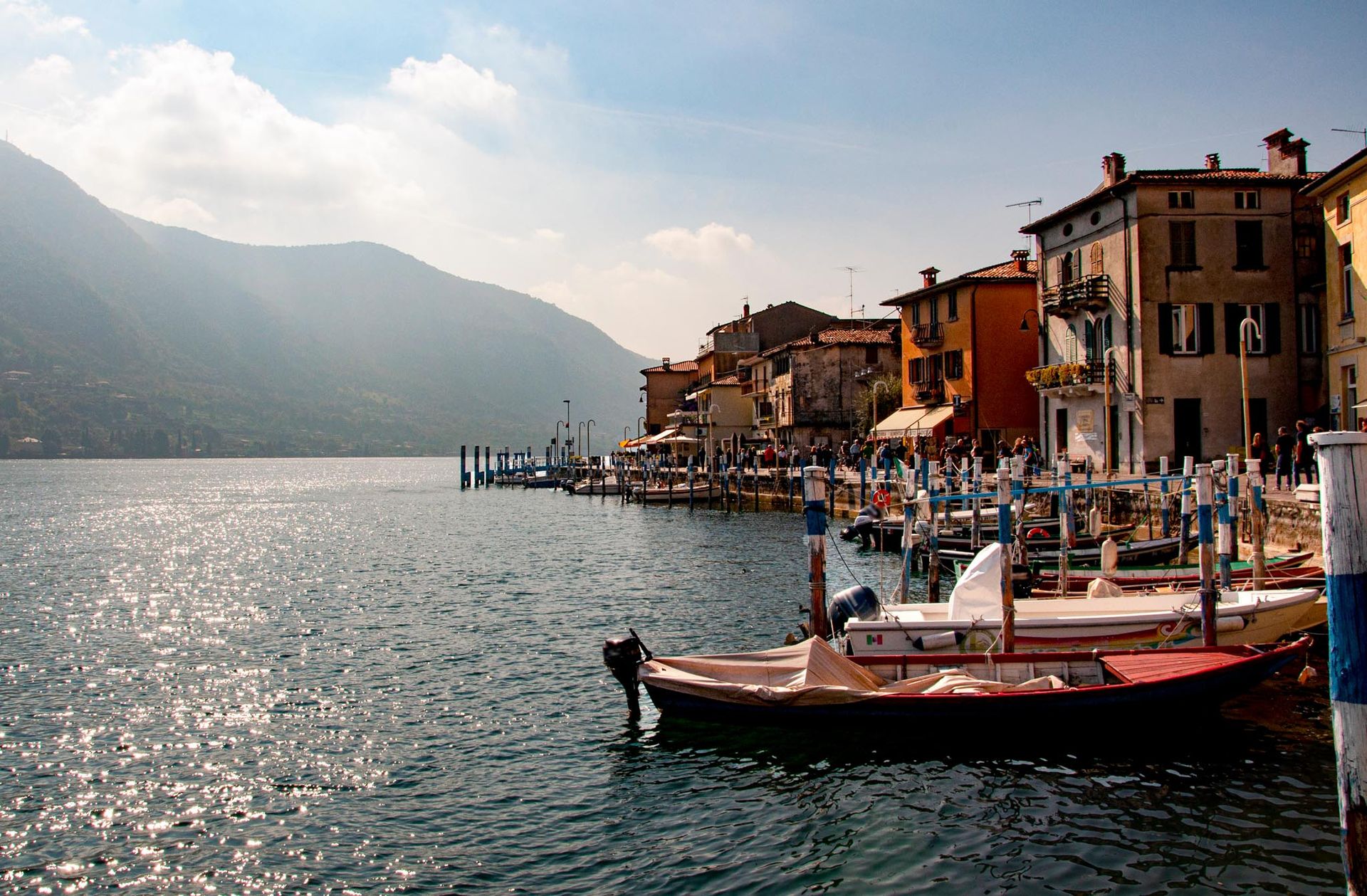Porto di Monte Isola sul Lago d’Iseo, punto d’arrivo dei traghetti per l’isola