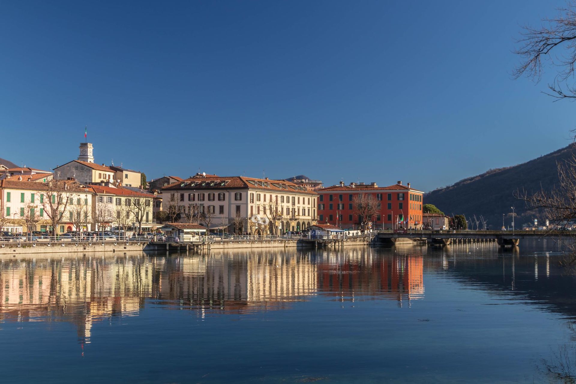 Vista di Paratico dal Lago d’Iseo con le case affacciate sull’acqua