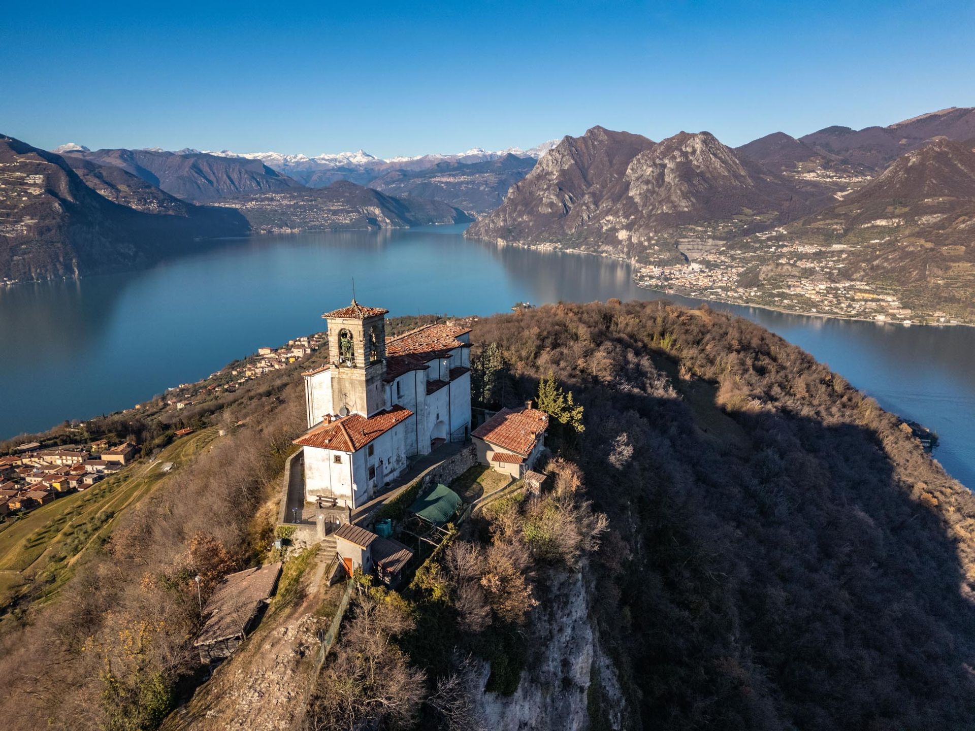 Veduta panoramica dall’alto del Lago d’Iseo immerso tra colline