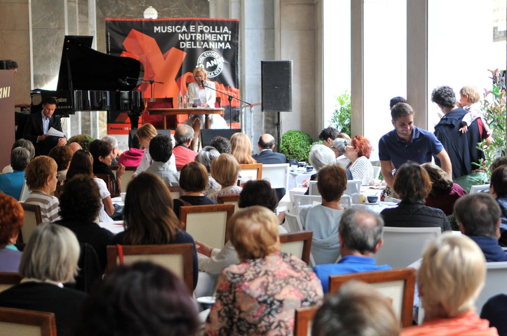 Pubblico partecipa a un evento del festival Le X Giornate a Brescia