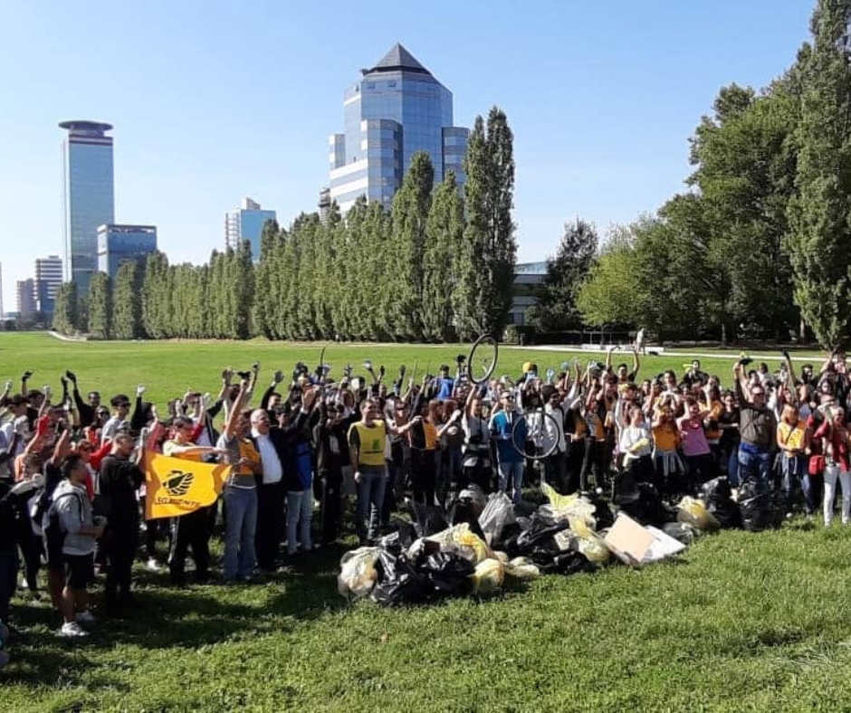 Gruppo di persone in un parco