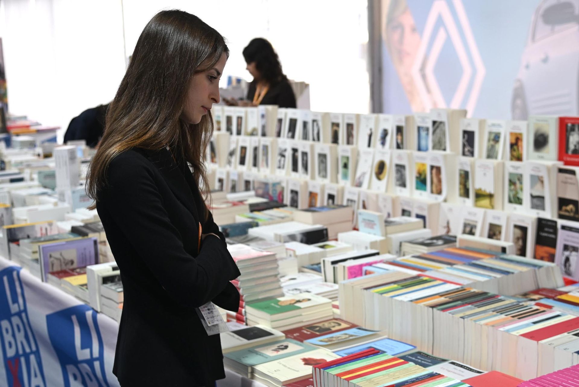 Persone visitano gli spazi espositivi di Librixia, festival dei libri a Brescia