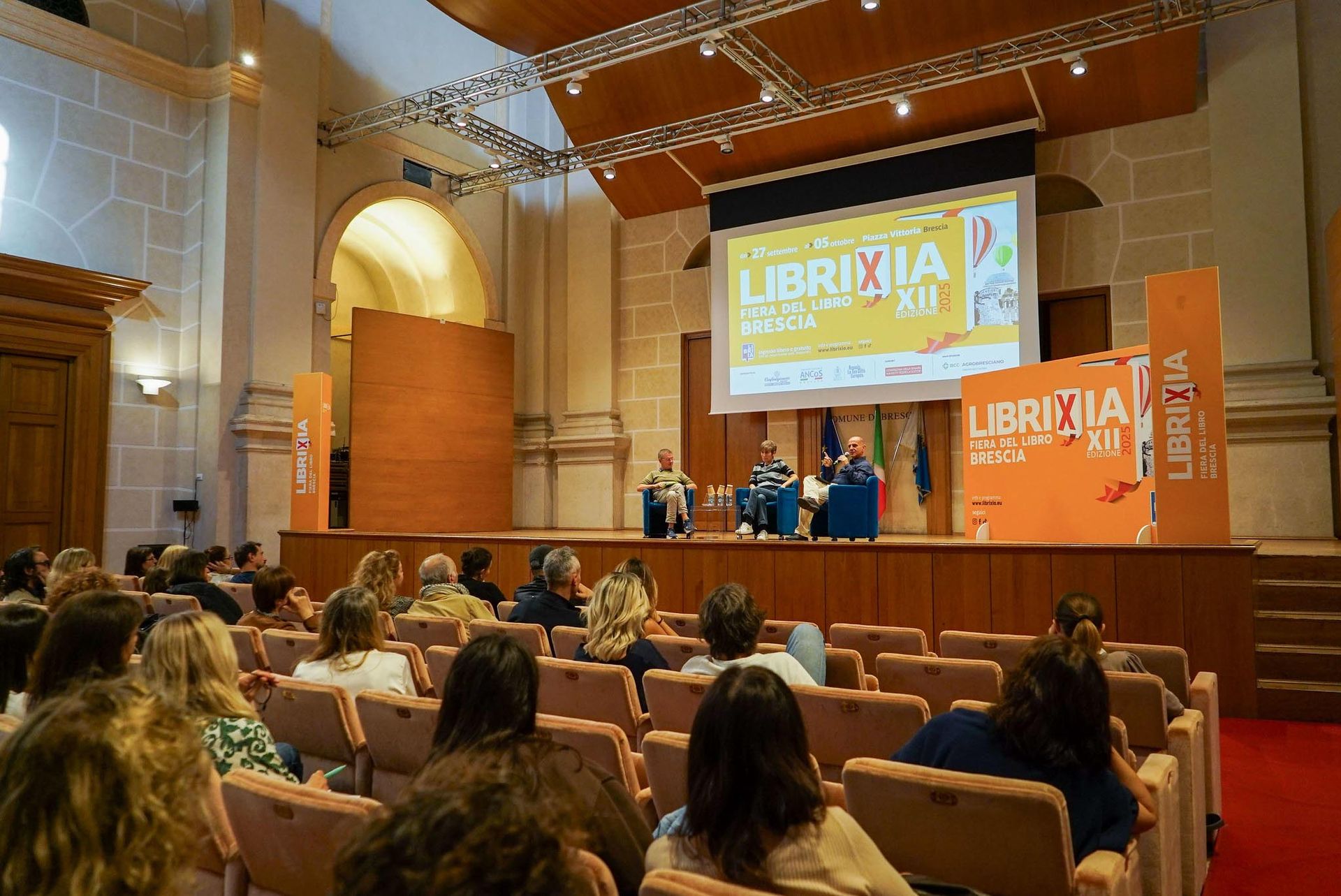 Pubblico partecipa a un dibattito letterario a Librixia Brescia