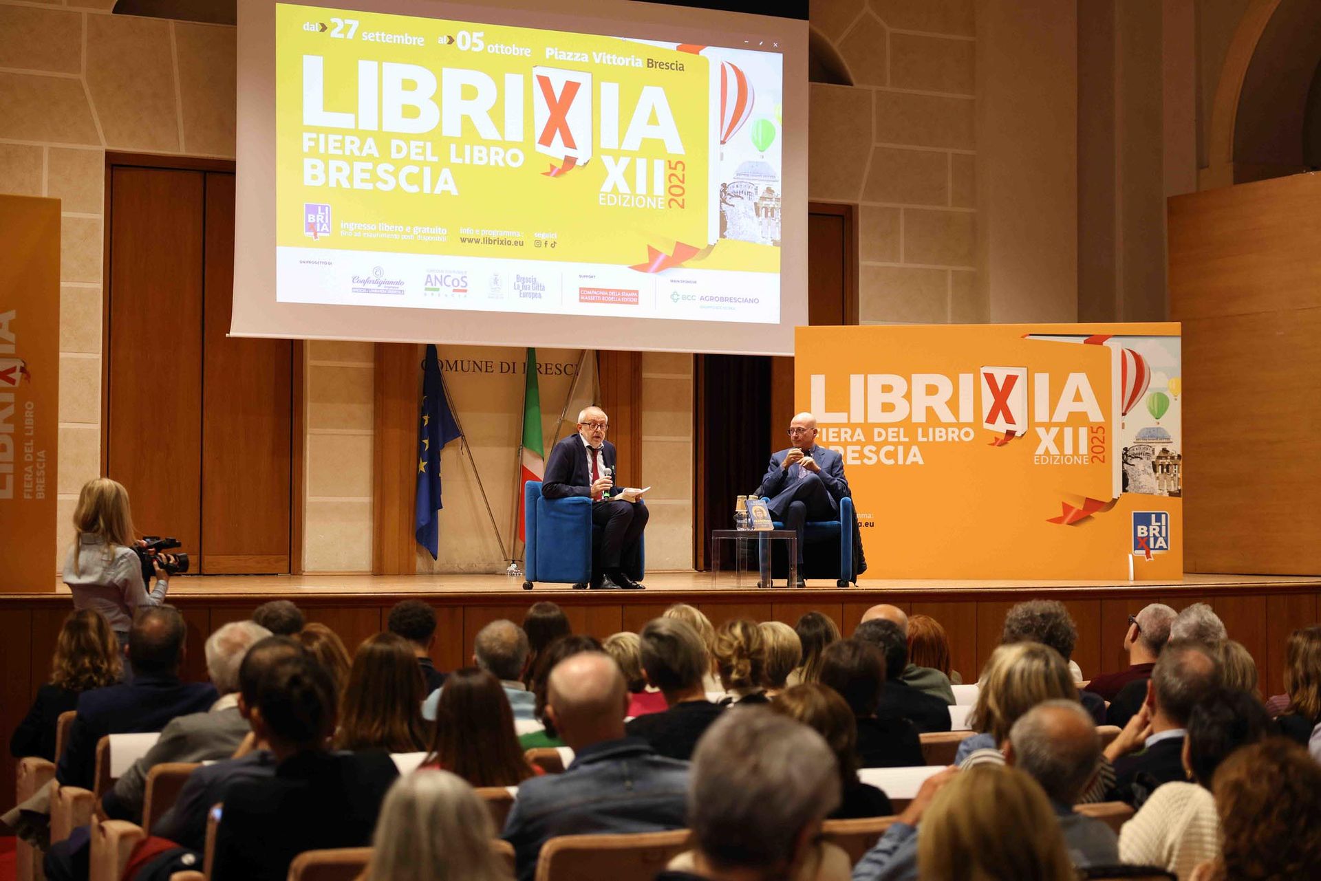 Autori e lettori durante un incontro letterario a Librixia Brescia