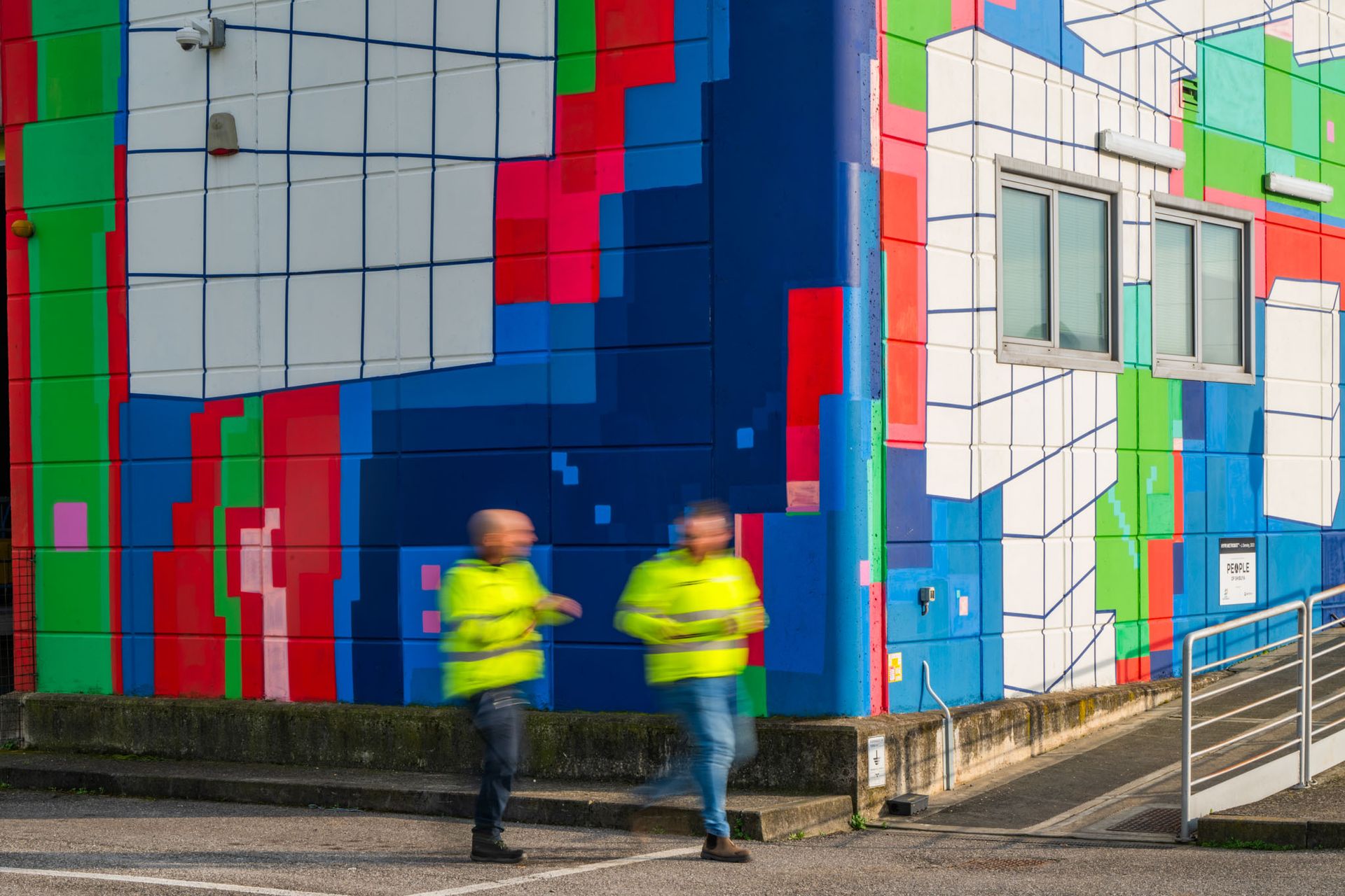Metro Urban Museum - Dettaglio persone davanti a murales