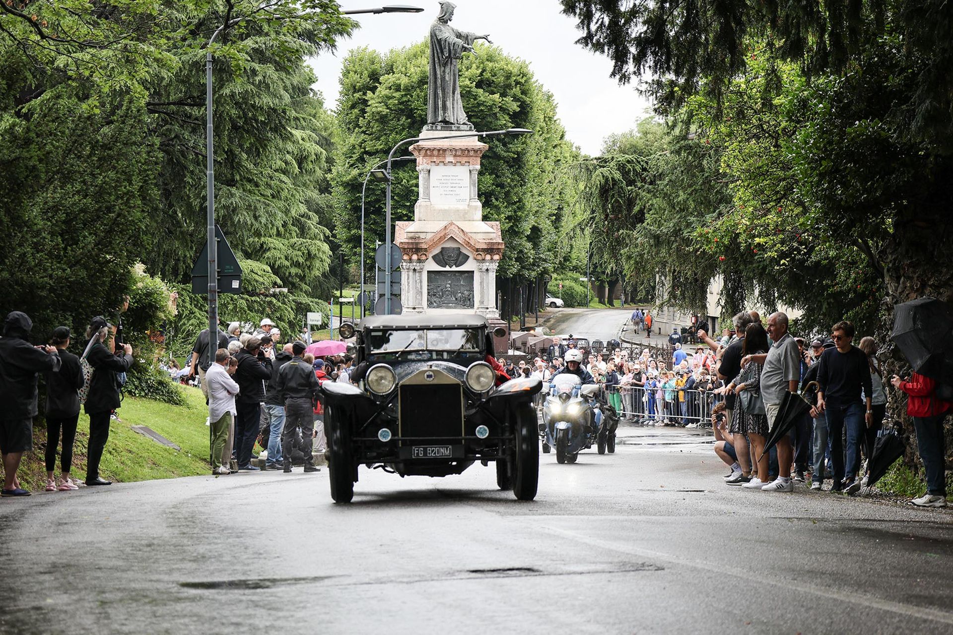 La storica corsa Mille Miglia attraversa le vie del centro di Brescia